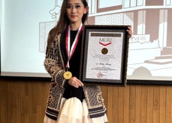 Helen Huang, Penyanyi Mandarin Pertama Dapat Penghargaan MURI