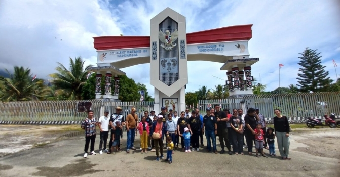 HUT RI, DPC Peradi Jayapura Bikin Surprise ke Aparat Penjaga Perbatasan