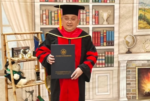 Lulus Cum Laude, Politisi Senior PDIP Sandang Gelar Doktor Ilmu Hukum