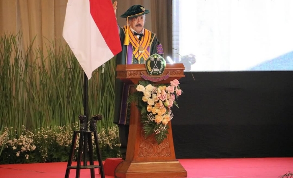 Prof Gayus Lumbuun Ungkap Beda Rule of Law dan Rule by Law di Wisuda STHM