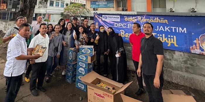 Antusias Warga Sambut Berbagi Takjil Peradi Jaktim